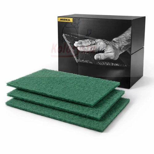 Trzy zielone włókniny ścierne Mirka ułożone warstwowo przed czarnym kartonem producenta na białym tle
