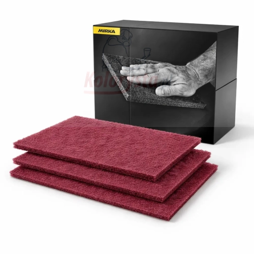 Bordowe włókniny ścierne Mirka ułożone warstwowo przed czarnym opakowaniem na białym tle