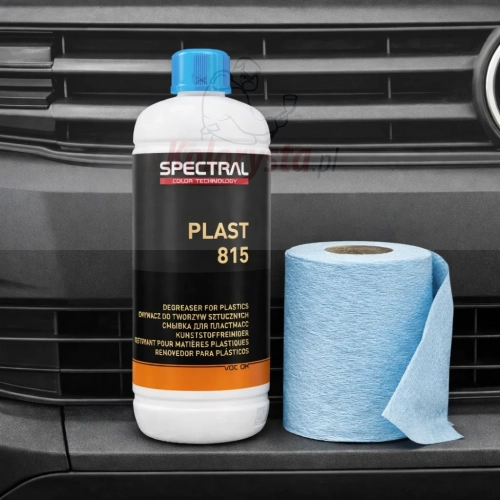 Zmywacz do plastiku Spectral Plast 815 Novol na tle zderzaka samochodowego, obok czyściwo papierowe (element poglądowy, nie wchodzi w skład zestawu)