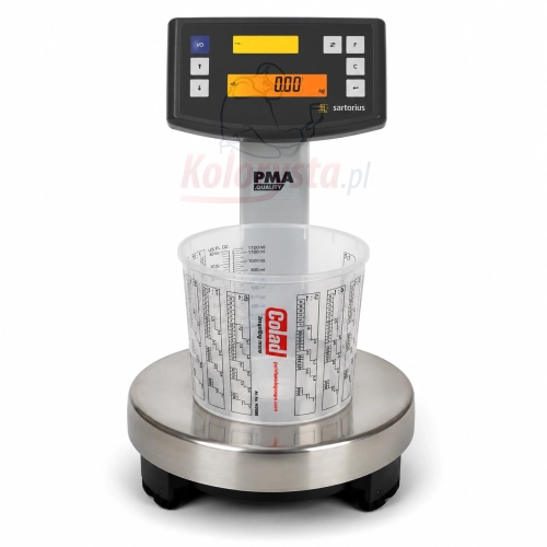 Waga elektroniczna PMA Quality z platformą ze stali nierdzewnej oraz kubkiem mieszalniczym Colad 1100 ml z podziałką proporcji, na białym tle.