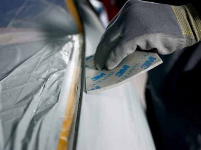 Szlifowanie powierzchni gąbką ścierną 3M 02601 Ultra Fine