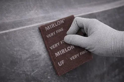 Szlifowanie bordową włókniną Mirka